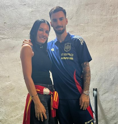 Sara con Álex Baena tras un partido de España.