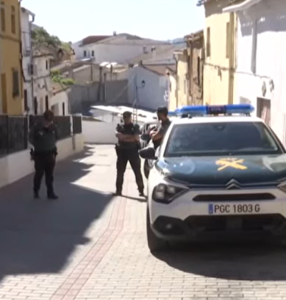 La Guardia Civil, en la calle Rocabril de Huelma, tras el tiroteo.