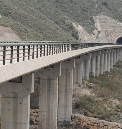 El puente y los túneles del AVE en Sorbas poco antes de que se iniciaran los trabajos de destapiado.
