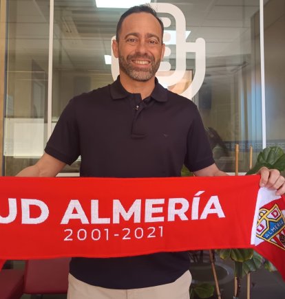Con la bufanda del Almería mostrando su apoyo a la UDA.