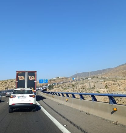 El accidente ha provocado importantes retenciones a primera hora de este miércoles