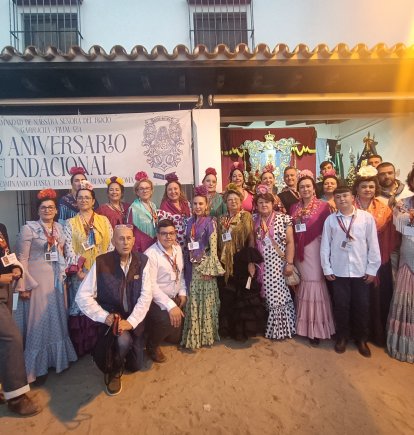 Miembros del coro ante la Casa de Hermandad.
