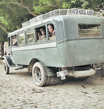El autobús que cubría la línea entre Almería y Viator, en la parada que existía entre la Puerta de Purchena y la calle Obispo Orberá.
