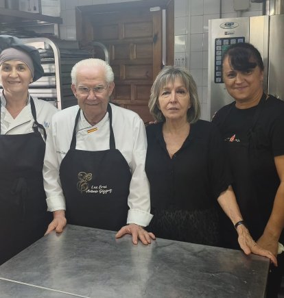 Antonio Gázquez, junto a su esposa, Juani Simó un gran apoyo para el chef, junto a la cocinera Letitia, y el resto de compañeras y Rocío Scaliones del restaurante ‘Il Capo Mangia’, que acudió a la emotiva despedida en cocinas.