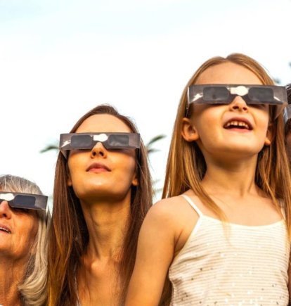Gente con gafas de sol. Obervación eclipse solar.