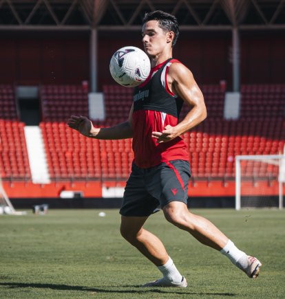 Arribas está en la puerta de salida y el Almería espera traspasarlo.