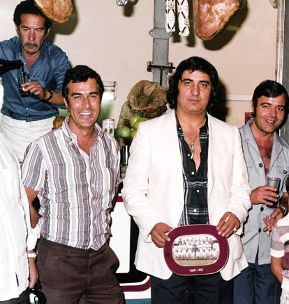 En 1977 una de las estrellas del Teatro Chino era el humorista Manolo de Vega, que triunfaba en TVE contando chistes. En la foto, se ve junto a dos familias de Almería en una caseta de comida.