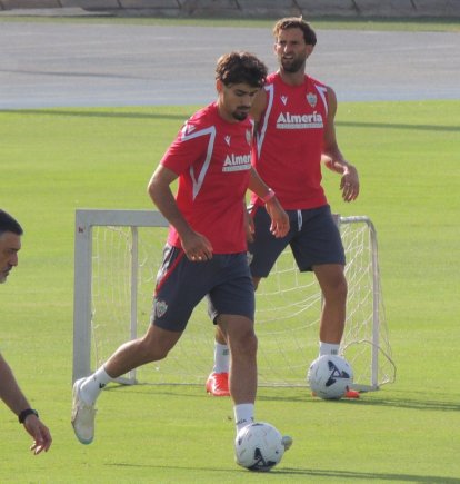 Niko Tomasevic en el entrenamiento del Almería. Llegó en el último día del mercado de fichajes a la Academia UDA.