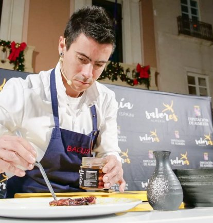 Pablo Fuente, chef de Bacus en Aguadulce, ofrecerá a sus clientes uno boquerones marinados al estilo chai.