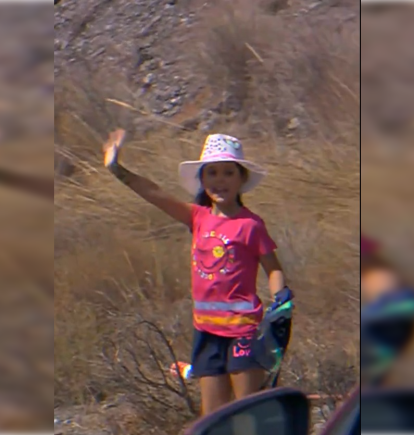 La niña 'cazada' por La Vuelta en la subida a Velefique tras recibir una avalancha de bidones de los ciclistas.