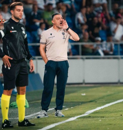 García Pimienta en el Tenerife-Almería desde la banda.