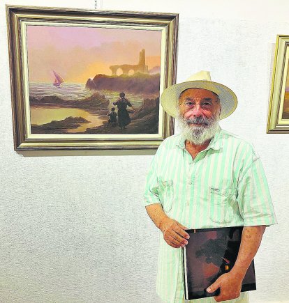 Clemente Gerez, junto a algunas de sus composiciones costumbristas este verano.