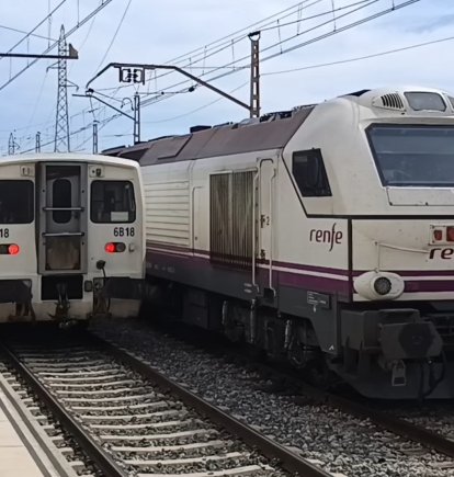 Las locomotoras 334.009.8 y 334.015.5 por vía 2 para colocarse en cabeza de último Talgo Almería-Madrid.