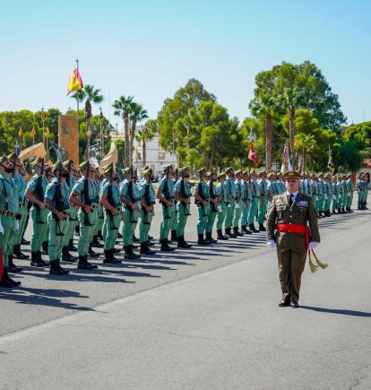 El general de división José Agustín Carreras pasa revista en la Base Álvarez de Sotomayor en su despedida de La Legión.