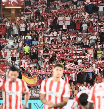 Bufandas arriba para cantar el himno de la UDA cuando saltó el equipo para enfrentarse al Cádiz el pasado domingo.