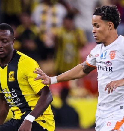 Dion Lopy (Al Ittihad), y Lázaro Vinicius (Al Faya), en el choque que terminó con victoria para los locales por 2-1 en la Saudi Pro League.