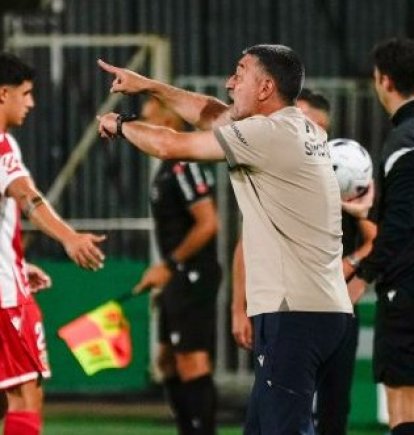 García Pimienta en la banda del Nuevo Arcángel de Córdoba.
