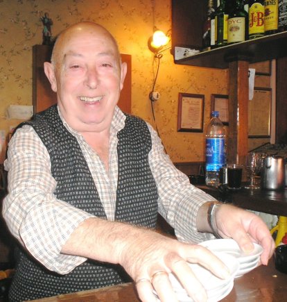 Paco con su eterna sonrisa siempre feliz entre sus clientes