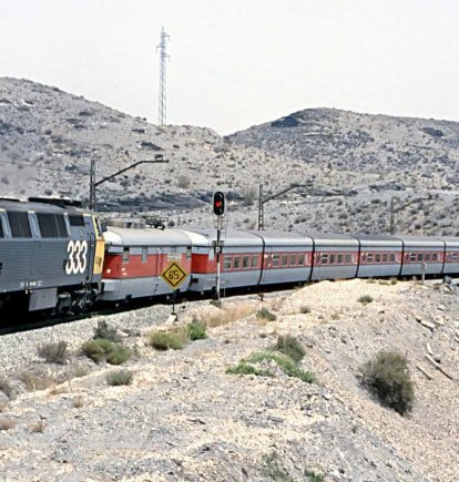 El Talgo III por Doña María-Ocaña con la locomotora 333 'Rambo' al frente, en el año 1993.