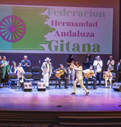 El flamenco almeriense llena de arte, emoción y solidaridad el Auditorio Maestro Padilla con la Gala Benéfica Flamenca a favor de la Hermandad Andaluza Gitana