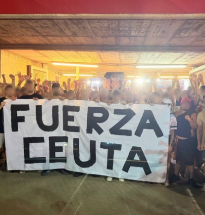 Miembros de la Grada Joven, con la pancarta que no pudieron introducir en el estadio para el Almería - Cádiz.