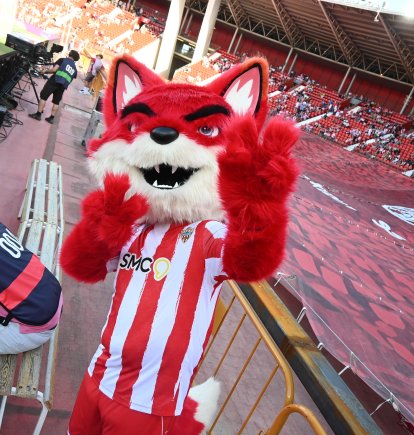 Hasta Urci, la mascota del Almería, se pone detrás de la portería de Fondo Sur.