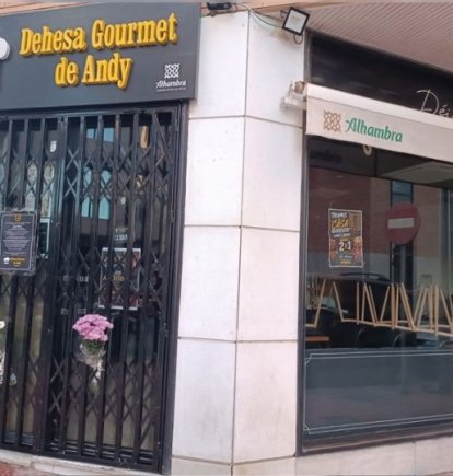 Flores a las puertas de La Dehesa Gourmet de Andy tras el fallecimiento de Andy Felices.