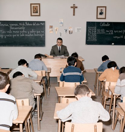 Clase del maestro don José Sánchez en el colegio de Pescadería. En la pared, los retratos de Franco y José Antonio custodiaban el crucifijo.