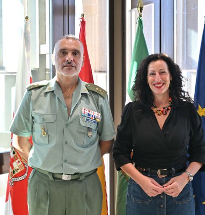 El general de brigada Moreno Arenas, junto a la alcaldesa de Almería, María del Mar Vázquez.