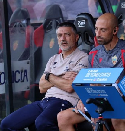 Xavi García Pimienta, en el banquillo del Estadio de Son Moix.
