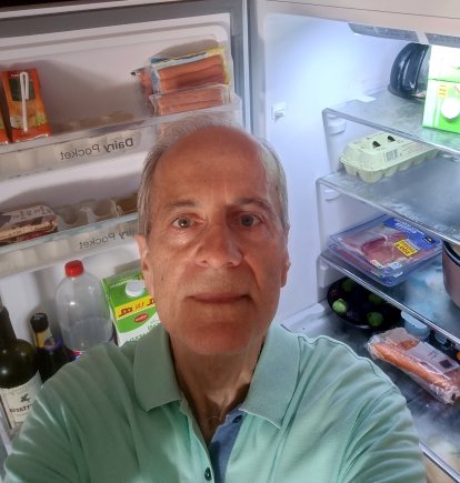 El periodista de Deportes Tony Fernández nos enseña la nevera de su casa.
