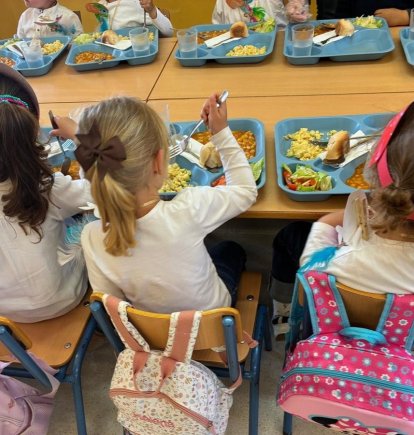 Imagen de archivo de menores en un comedor escolar.