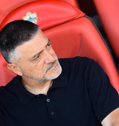 García Pimienta, siempre pendiente de todo en los partidos.