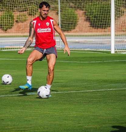 Álex Sola ha sido apartado, entrenará solo y no coincidirá con sus compañeros en los entrenamientos.