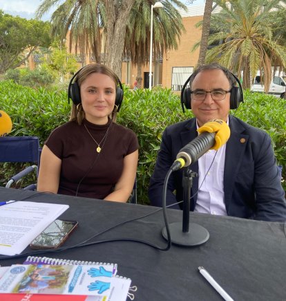 José Joaquín Céspedes, rector de la Universidad de Almería, fue el primer invitado al set de la SER. A su lado, la presentadora, Sara Ruiz.