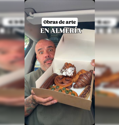 El influencer Boufit muestra las creaciones del obrador Tonka de la capital almeriense.
