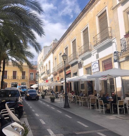 Terrazas en la calle Jovellanos en el centro de Almería.