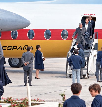 En 1968, los fotógrafos de la prensa iban al aeropuerto a retratar a los primeros viajeros que llegaban en avión desde Madrid.