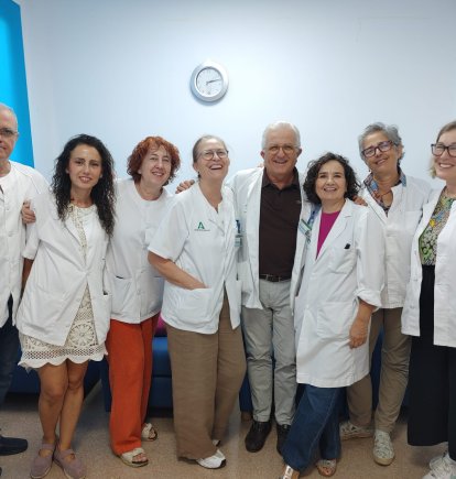 Pedro Navarro, en el centro, junto a compañeros de trabajo del centro de Salud de La Cañada, entre ellos la médica Gema Esteban.