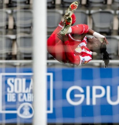 Cipenga vuela para celebrar su gol al filial de la Real Sociedad.