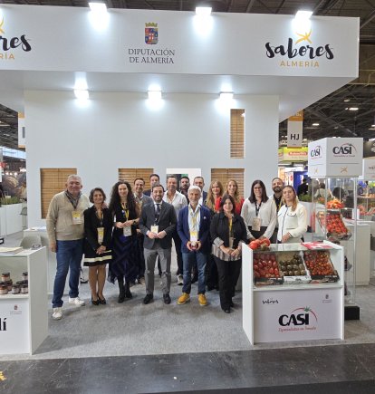 Representantes institucionales y empresariales en el stand de ‘Sabores Almería’ en ‘SIAL París’.