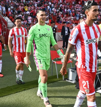 Los futbolistas de la UDA salieron del túnel tras el no ascenso ante el Málaga para volver a intentarlo.