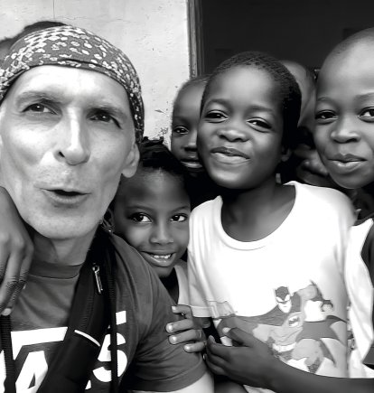 Rodrigo Valero, junto a algunos de los niños que conoció en su viaje a Canchungo.