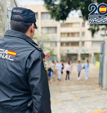 La Policía Nacional advierte de los riesgos del último fenómeno viral en los centros escolares.