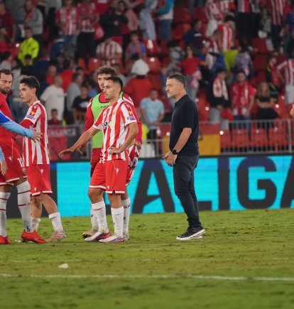 Los jugadores del Almería saludando a su afición con Pimienta a la cabeza.