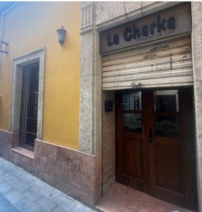 Fachada del bar La Charka, en la calle Trajano.