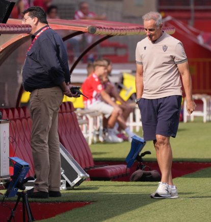 Javi Fernández, pensativo en la banda del Estadio de los Juegos Mediterráneos.