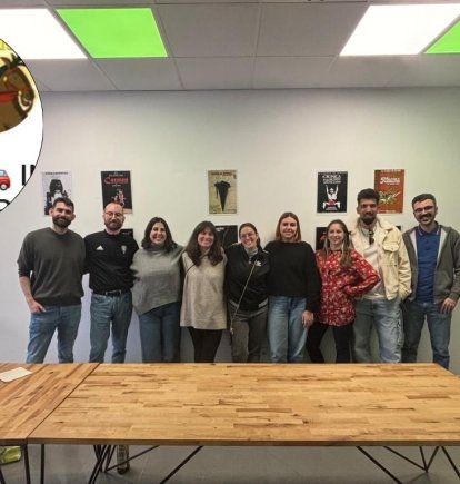 Imagen de la junta directiva de la Peña Andaluza La Gata junto a la foto de perfil del grupo.