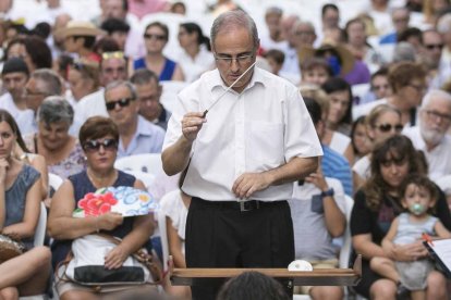 El director, José Solá Palmer, durante una actuación de la Banda en el Paseo de Almería.