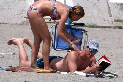 Pedro Sánchez y su esposa, Begoña Gómez, de vacaciones en Mojácar. Foto Emilio Utrabo